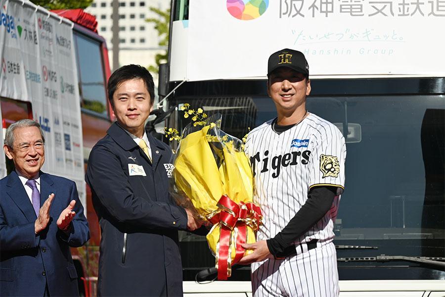 　阪神タイガース優勝パレードのオープニングセレモニーに登場した吉村知事、藤川球児監督（１１月２２日・Ｌｍａｇａ.ｊｐ撮影）