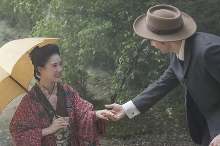 　『ばけばけ』第４１回より。知事の娘・リヨ（北香那）の手を取るヘブン（トミー･バストウ）　©ＮＨＫ