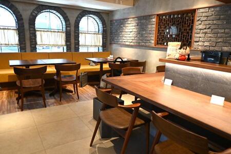 　石造り×木製の中国格子が施された店内は、シノワズリ的な魅力が。テーブル席のほかオープンキッチンのカウンター席も