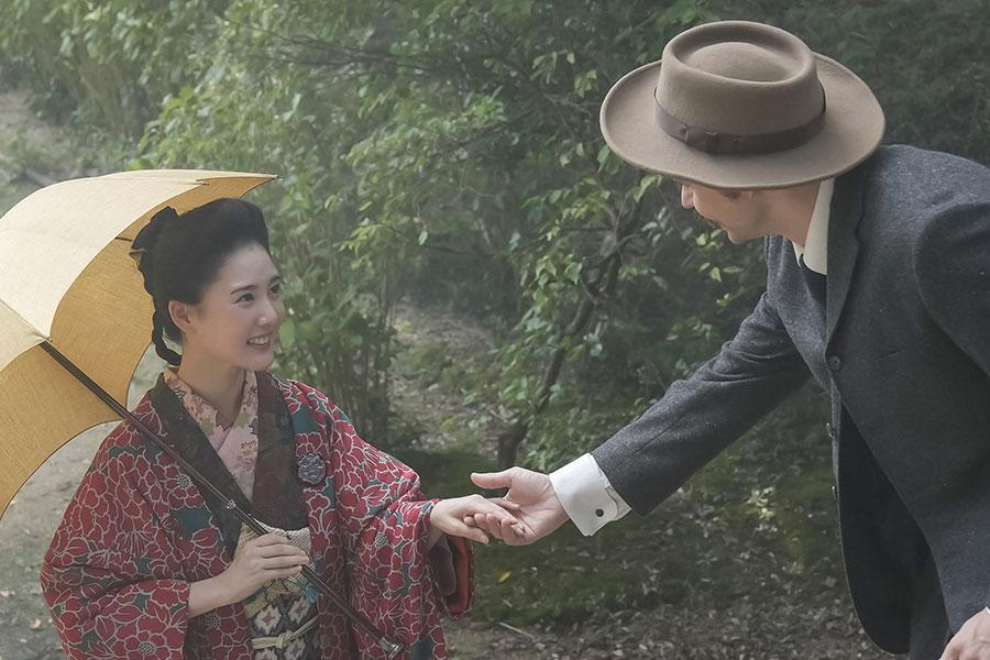 　『ばけばけ』第４１回より。知事の娘・リヨ（北香那）の手を取るヘブン（トミー･バストウ）　©ＮＨＫ