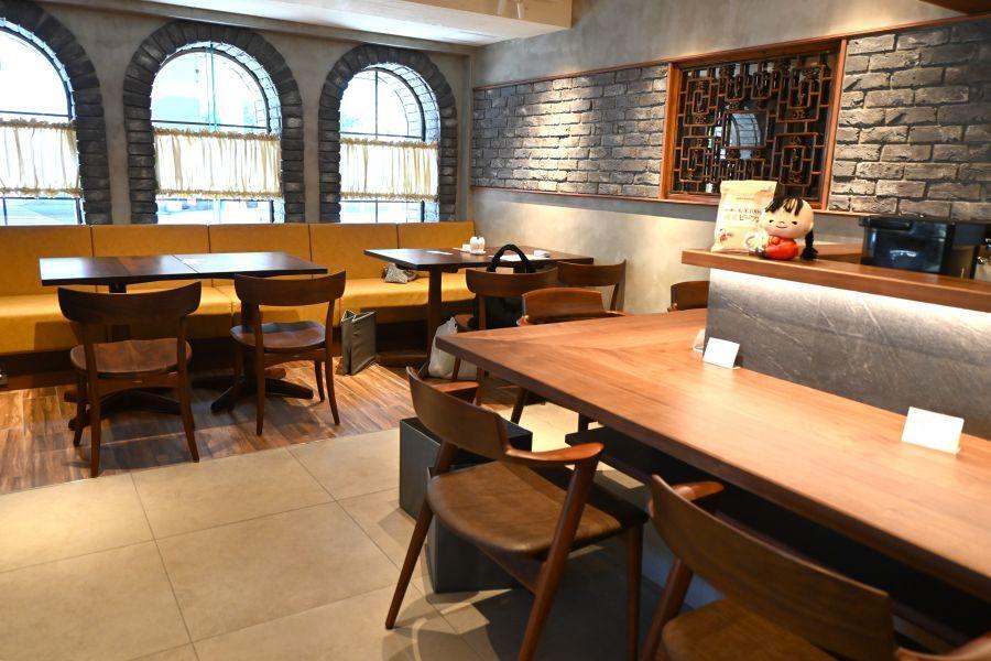 　石造り×木製の中国格子が施された店内は、シノワズリ的な魅力が。テーブル席のほかオープンキッチンのカウンター席も