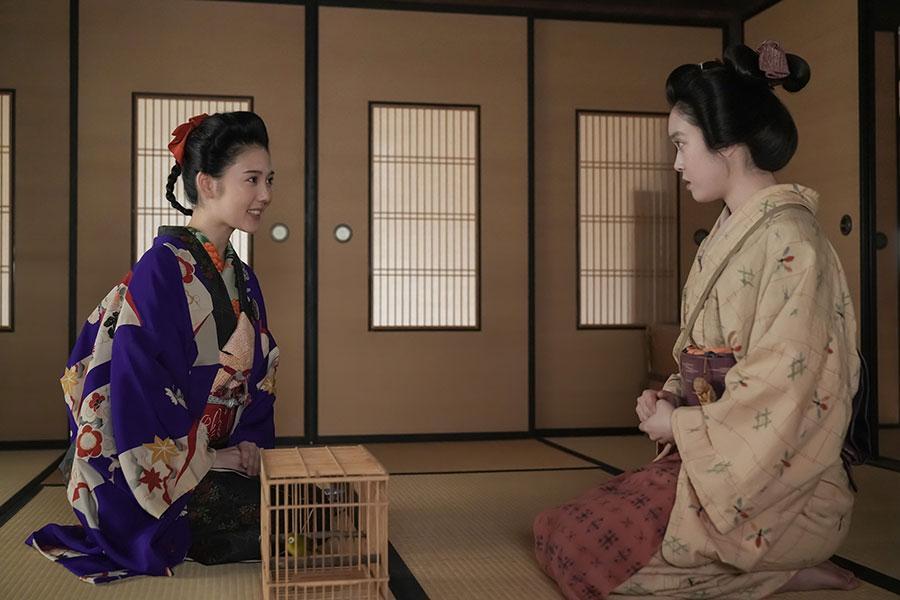 　『ばけばけ』第４１回より。ヘブンの家で女中仕事中のトキ（写真右、高石あかり）を訪ねてきた知事の娘・リヨ（写真左、北香那）©ＮＨＫ