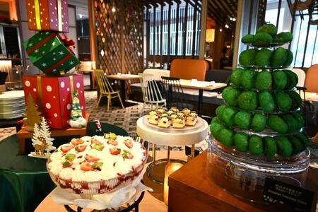 　「クリスマス仕立てのチョコレートシュー」によるかわいいミニツリーが登場。スイーツも幅広いジャンルの料理が食べ放題