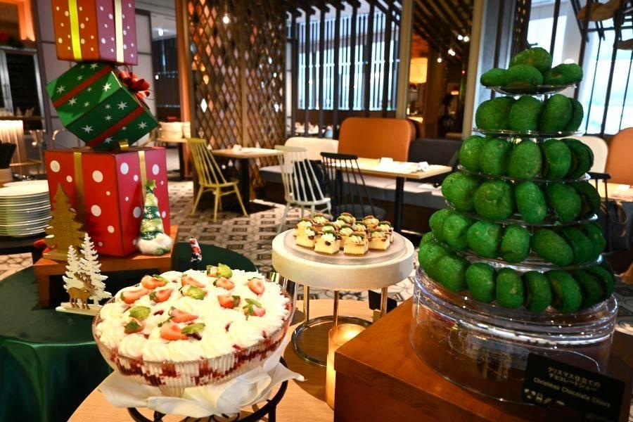 　「クリスマス仕立てのチョコレートシュー」によるかわいいミニツリーが登場。スイーツも幅広いジャンルの料理が食べ放題