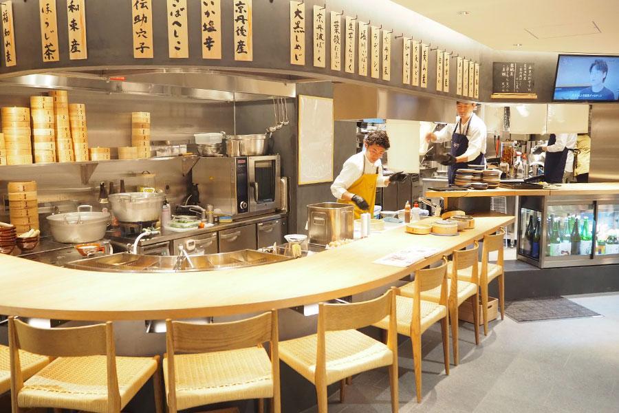 　木がふんだんに使われた店内は、カウンター８席、奥にはテーブル１４席、個室１０席も（１１月１９日 Ｌｍａｇａ.ｊｐ）