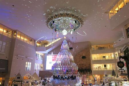 　阪急うめだ本店『クリスマスマーケット２０２５』９階祝祭広場に設置された「ミラーボールツリー」（１１月２６日・大阪市北区）