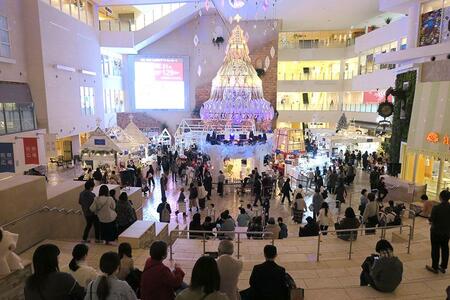 　阪急うめだ本店『クリスマスマーケット２０２５』９階祝祭広場の様子（１１月２６日・１１時頃）