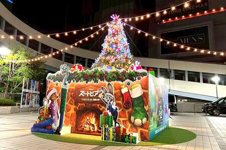 　「阪急サン広場」に設置されている『ズートピア２』のクリスマスツリー