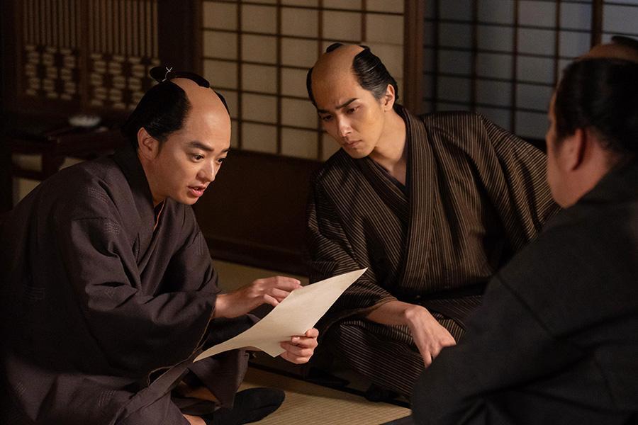 　『べらぼう～蔦重栄華乃夢噺～』第４６回より。「東洲斎写楽」の役者絵について相談する絵師・喜多川歌麿（写真左、染谷将太）と重三郎（写真右、横浜流星）©ＮＨＫ