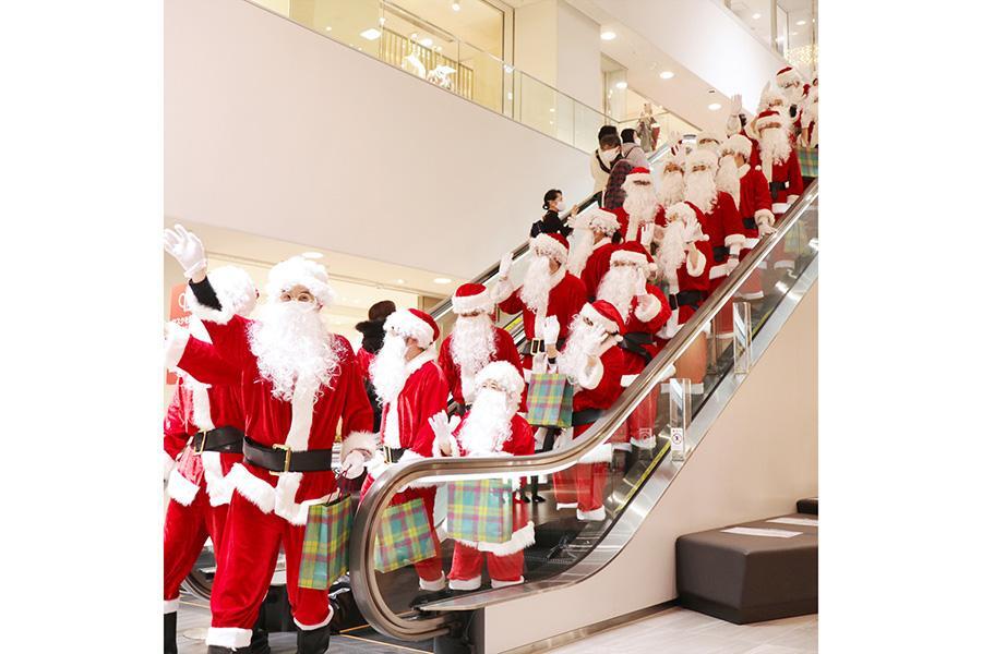 　「ジェイアール京都伊勢丹」にサンタクロースが出現