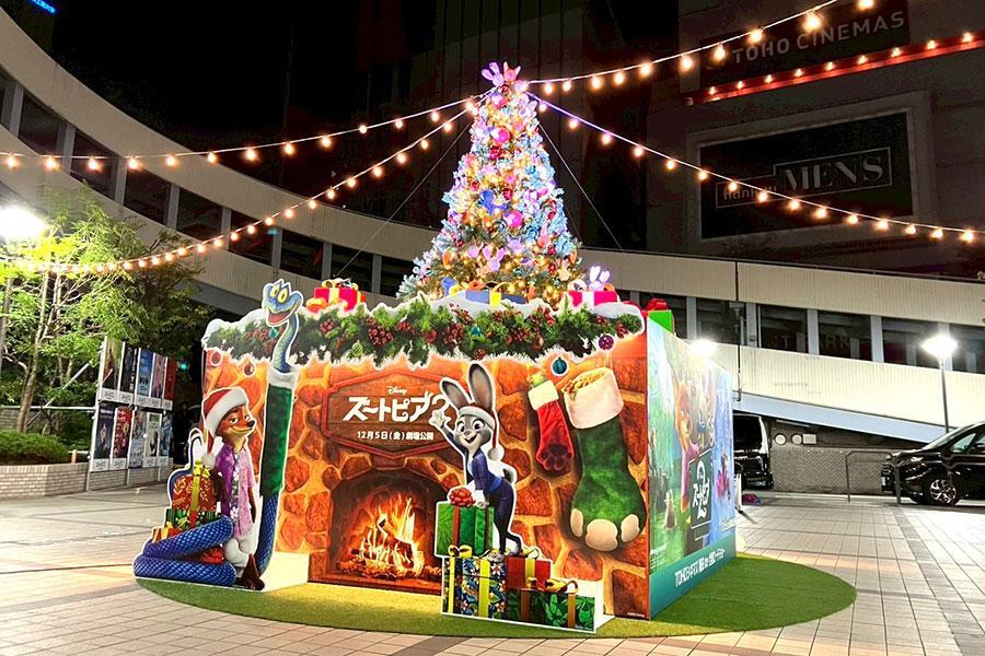 　「阪急サン広場」に設置されている『ズートピア２』のクリスマスツリー