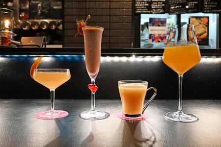 　「洋梨とライチとママの癒し」、「ストロベリー白あん産スウィート」、「ゆずりんごベイビーぽっかぽか」、「焼きみかんの “オンギャー” ジンジャー」ノンアルコールで安心して楽しめるモクテル