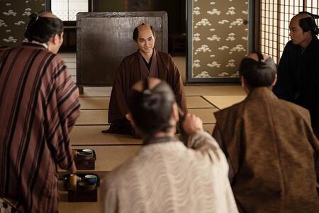 　『べらぼう～蔦重栄華乃夢噺～』第４５回より。絵師や戯作者たちを集める重三郎（横浜流星）©ＮＨＫ