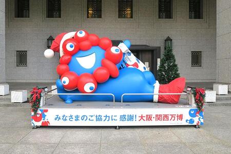 　大阪市役所前の「ミャクミャクモニュメント（ねそべりポーズ）」がサンタクロース姿に（１１月２８日・大阪市北区）