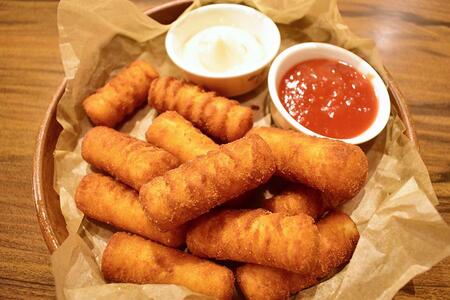 　ポテト好きから注目の期間限定メニュー「クロケット」（写真は大阪市内の店舗にて、２０２４年に撮影）