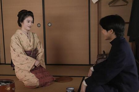 　『ばけばけ』第４６回より。入浴中のヘブンを待つ生徒・小谷（下川恭平）と話すトキ（高石あかり）　©ＮＨＫ