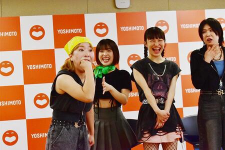 　２０歳の新人座員・沖ひなたは「ゲンコツを口に入れる」芸を披露（１１月２８日 Ｌｍａｇａ.ｊｐ撮影）