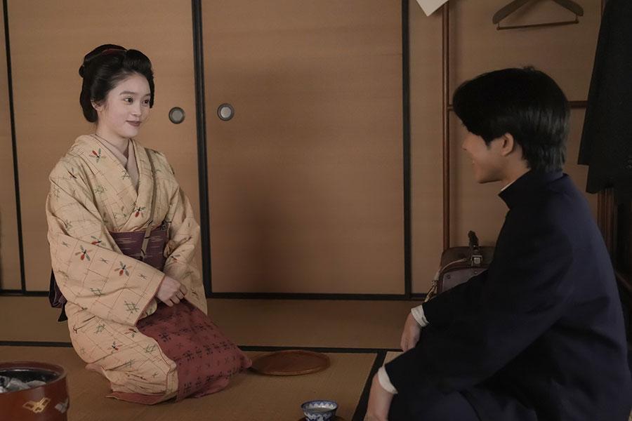 　『ばけばけ』第４６回より。入浴中のヘブンを待つ生徒・小谷（下川恭平）と話すトキ（高石あかり）　©ＮＨＫ