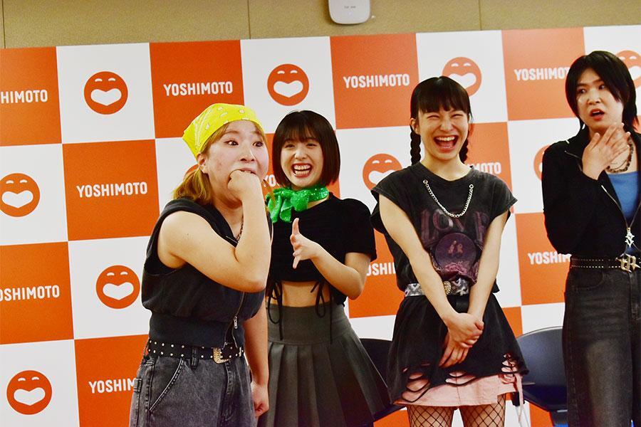 　２０歳の新人座員・沖ひなたは「ゲンコツを口に入れる」芸を披露（１１月２８日 Ｌｍａｇａ.ｊｐ撮影）