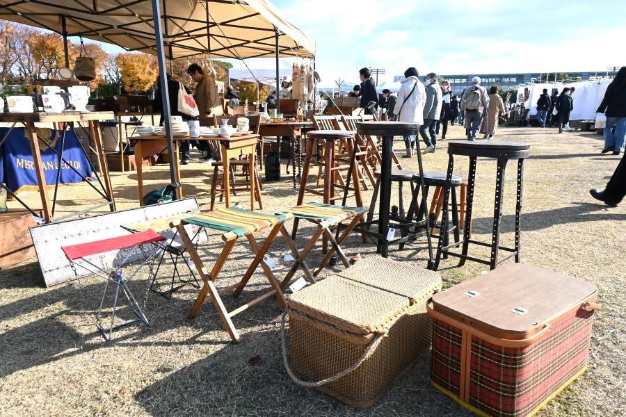 　万博記念公園、気持ちよい晴天の下でお買い物を楽しめる「関西蚤の市」（２０２４年開催の様子　Ｌｍａｇａ.ｊｐ編集部撮影）