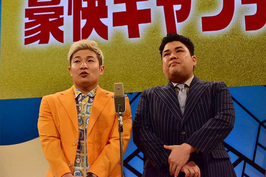 　体調不良から復帰した豪快キャプテン。左からべーやん、山下ギャンブルゴリラ（１２月１日 Ｌｍａｇａ.ｊｐ撮影）