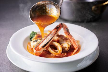 　各ホテルごとにシェフ渾身のひと皿が登場。宝塚ホテルでは旬の食材の「蟹と魚介類のブイヤベース風」などが食べ放題で楽しめる