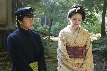 　『ばけばけ』第５０回より。清光院の怪談について、生徒・小谷（下川恭平）に話すトキ（高石あかり）　©ＮＨＫ