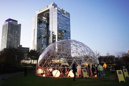 　芝生広場に登場した巨大な透明のドームテント「ＴＨＥ ＤＯＭＥ」は夜の雰囲気も素敵（グラングリーン大阪）