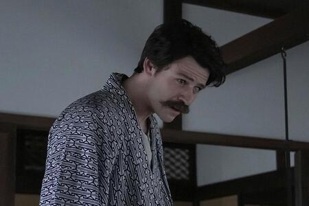 　『ばけばけ』第４８回より。布団から起き、小谷に注意するヘブン（トミー･バストウ）　©ＮＨＫ