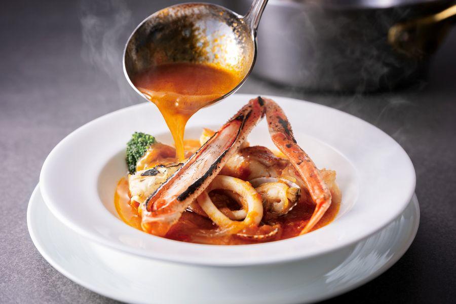 　各ホテルごとにシェフ渾身のひと皿が登場。宝塚ホテルでは旬の食材の「蟹と魚介類のブイヤベース風」などが食べ放題で楽しめる