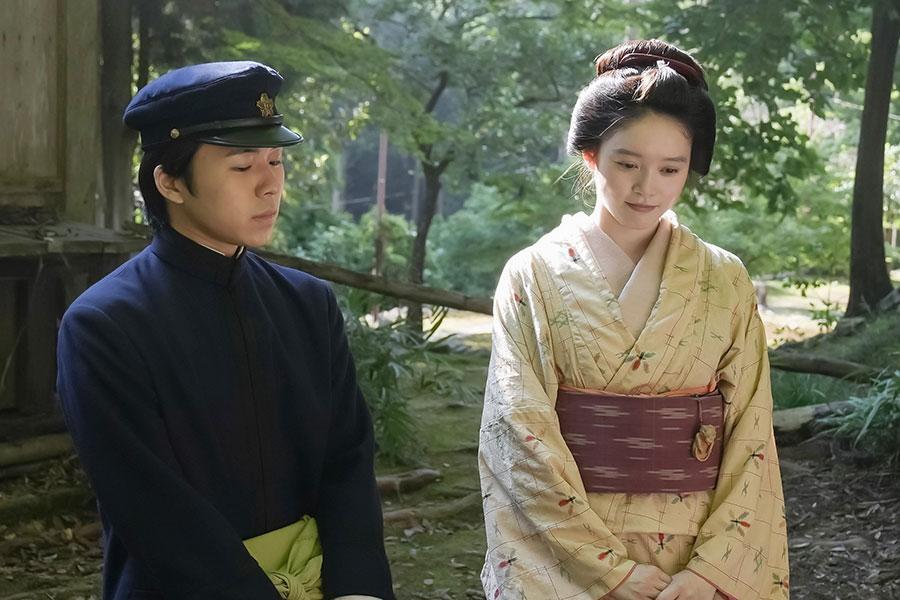 　『ばけばけ』第５０回より。清光院の怪談について、生徒・小谷（下川恭平）に話すトキ（高石あかり）　©ＮＨＫ