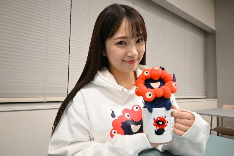 　テレビ大阪の上原美穂アナウンサーが、早速商品サンプルのパーカーを着用してくれました 　©Ｅｘｐｏ ２０２５　２０２５大阪・関西万博公式ライセンス商品（Ｌｍａｇａ.ｊｐ編集部撮影）