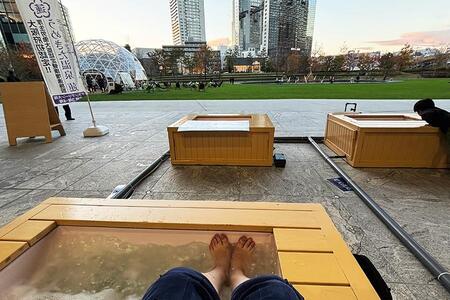 健康増進施設「うめきた温泉 蓮 Wellbeing Park」による足湯。温まりながら公園を眺められる最高のロケーションに