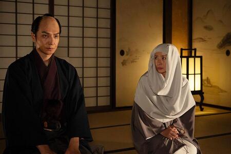 　『べらぼう』第４７回より。斎藤十郎兵衛（生田斗真）に驚く大崎（映見くらら）　©ＮＨＫ