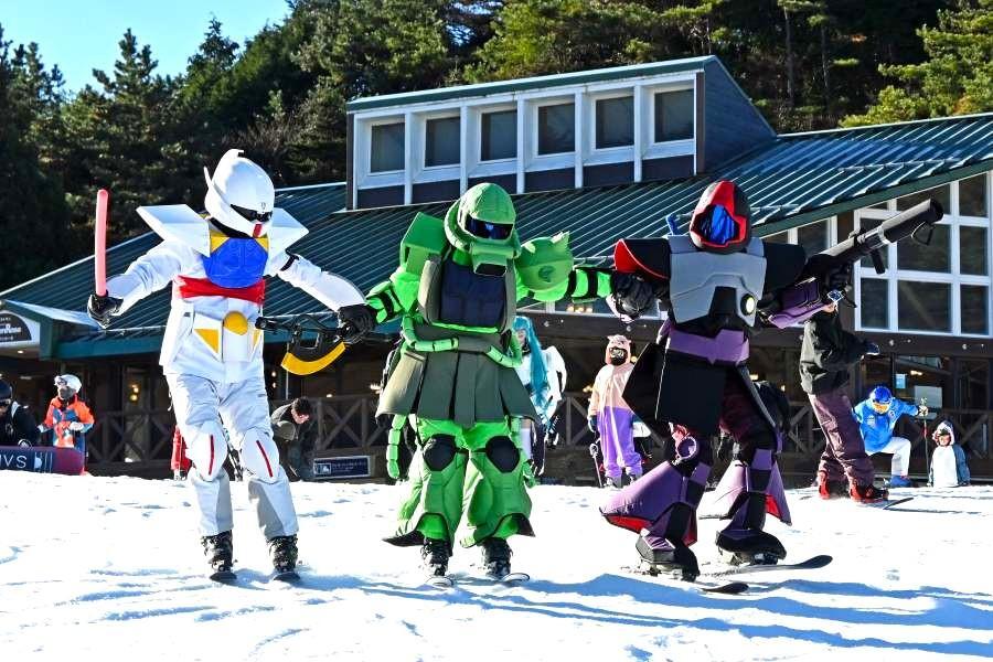 ガンダムご一行が手を繋いでゲレンデを滑走。このとき「実はあまり見えていなかった」というから凄い