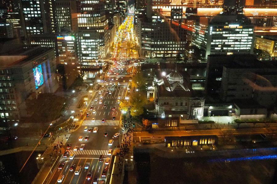 眼下には、12月末まで開催される御堂筋イルミネーションが光り輝く（Lmaga.jp撮影）