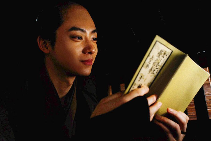 　『べらぼう』第４７回より。駕籠のなかで黄表紙を読む松平定信（井上祐貴）©ＮＨＫ