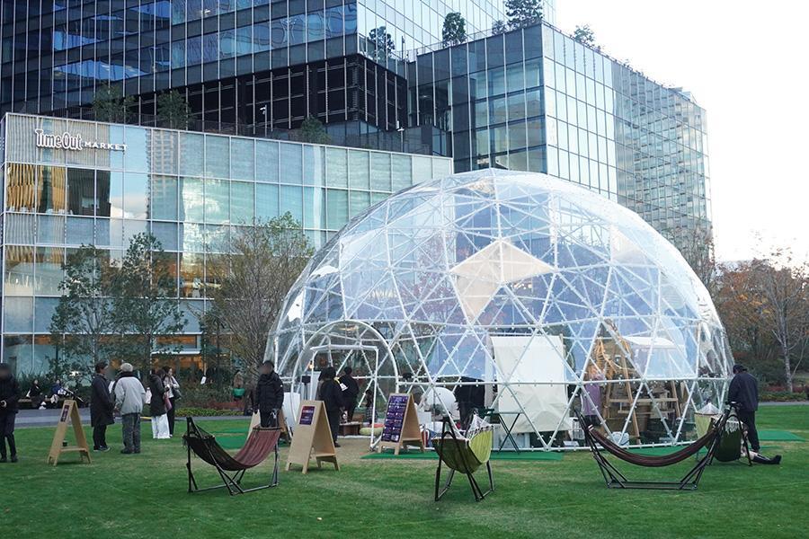 　芝生広場に登場した巨大な透明のドームテント「ＴＨＥ ＤＯＭＥ」