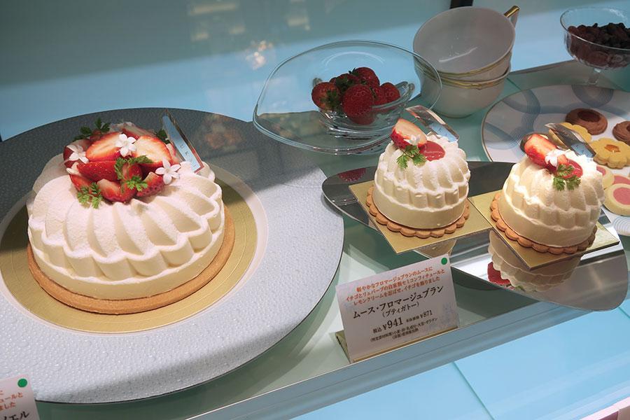 「アトリエうかい」の生ケーキが関西初登場。写真は「ムース・フロマージュブラン」（12月15日・阪急うめだ本店）