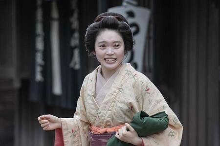 　『ばけばけ』第５８回より。浮かれながら出勤するトキ（高石あかり）　©ＮＨＫ