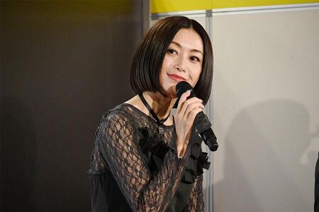 　トークショーに登場した酒井法子（１２月１７日　Ｌｍａｇａ.ｊｐ撮影）