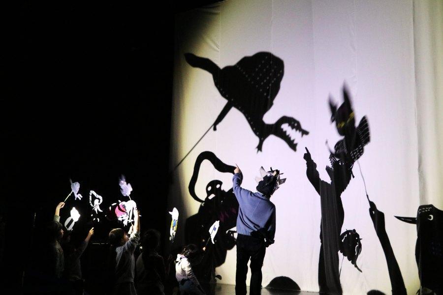 　影絵ワークショップ「あらしのよるの生き物たちをつくろう！」参加者たちが、影絵の投影にチャレンジ