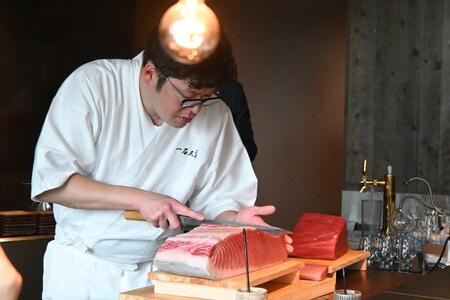 　わずか１１席のカウンターから、職人の丁寧な手仕事を見ながら食事を楽しめる