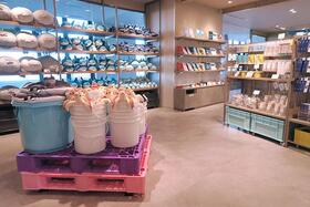 　世界最大級の水族館「海遊館」のオフィシャルショップがリニューアル。バケツやダンべなど飼育員が使うアイテムを模した什器が登場（１２月１８日・大阪市港区）