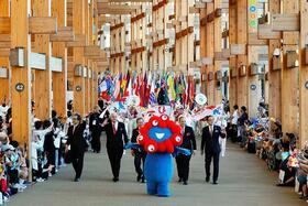 　大屋根リングで行われたパレードで「ミャクミャク」が参加国の国旗などを先導（２０２５年１０月１３日）