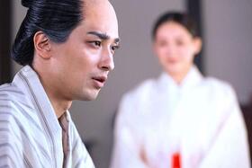 　『べらぼう～蔦重栄華乃夢噺～』第４８回（最終回）より。九郎助稲荷（綾瀬はるか）が現れ、驚く重三郎（横浜流星）©ＮＨＫ