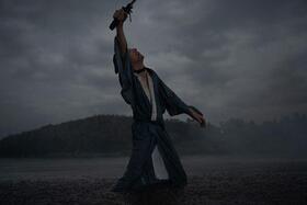 　『べらぼう～蔦重栄華乃夢噺～』第４８回（最終回）より。川の中で、雷に打たれて絶命する一橋治済（生田斗真）©ＮＨＫ