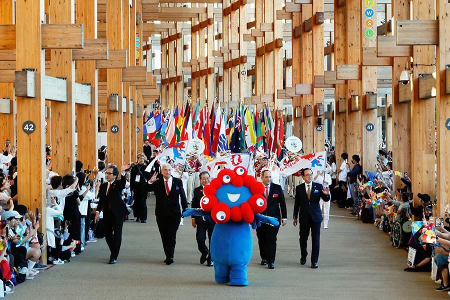 　大屋根リングで行われたパレードで「ミャクミャク」が参加国の国旗などを先導（２０２５年１０月１３日）