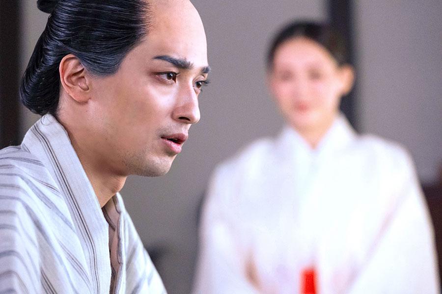 　『べらぼう～蔦重栄華乃夢噺～』第４８回（最終回）より。九郎助稲荷（綾瀬はるか）が現れ、驚く重三郎（横浜流星）©ＮＨＫ