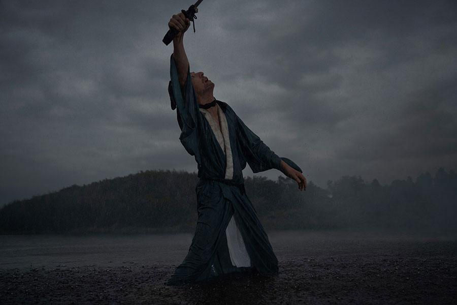 　『べらぼう～蔦重栄華乃夢噺～』第４８回（最終回）より。川の中で、雷に打たれて絶命する一橋治済（生田斗真）©ＮＨＫ